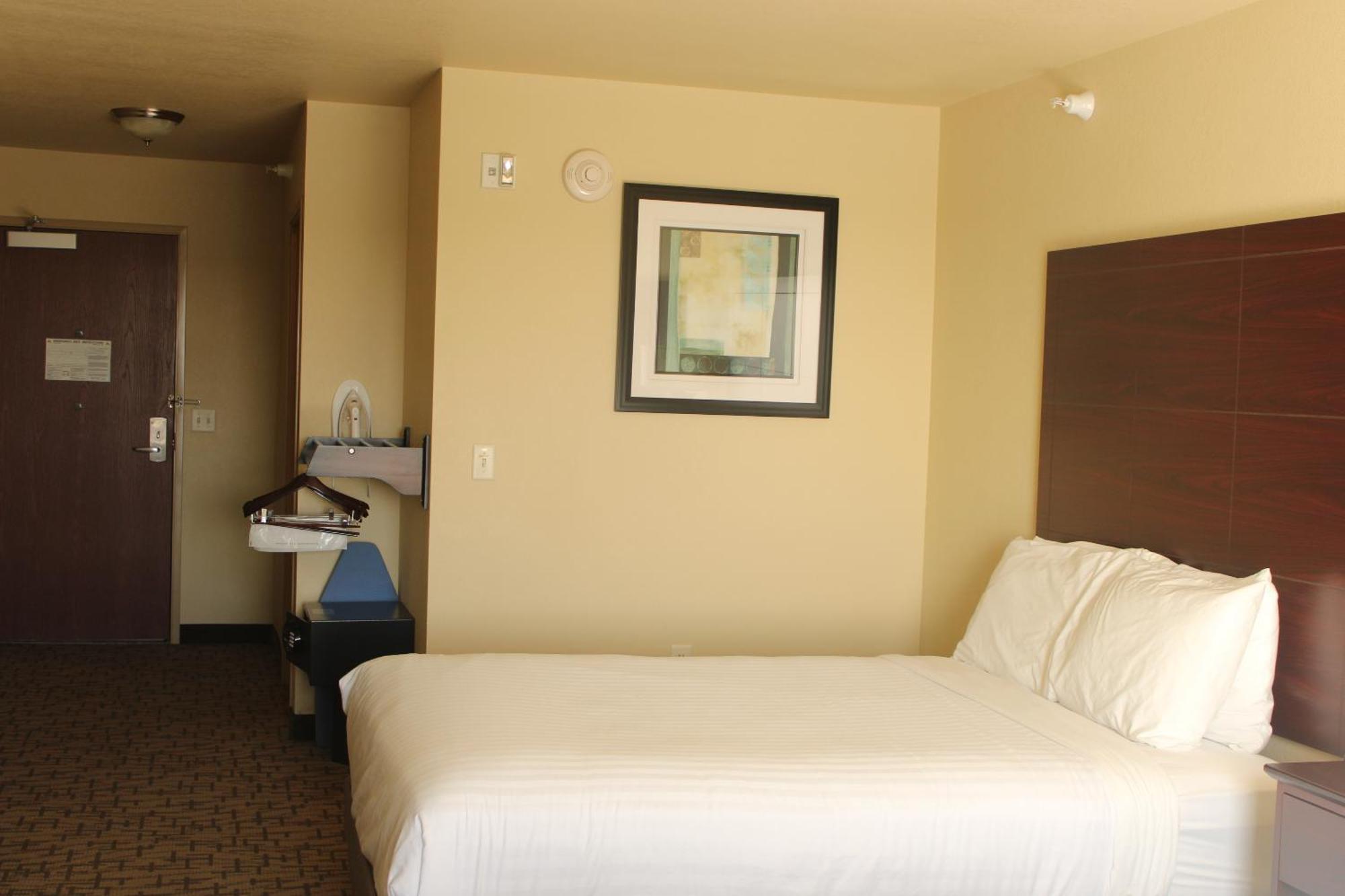 Cobblestone Hotel&Suites - Devils Lake Extérieur photo