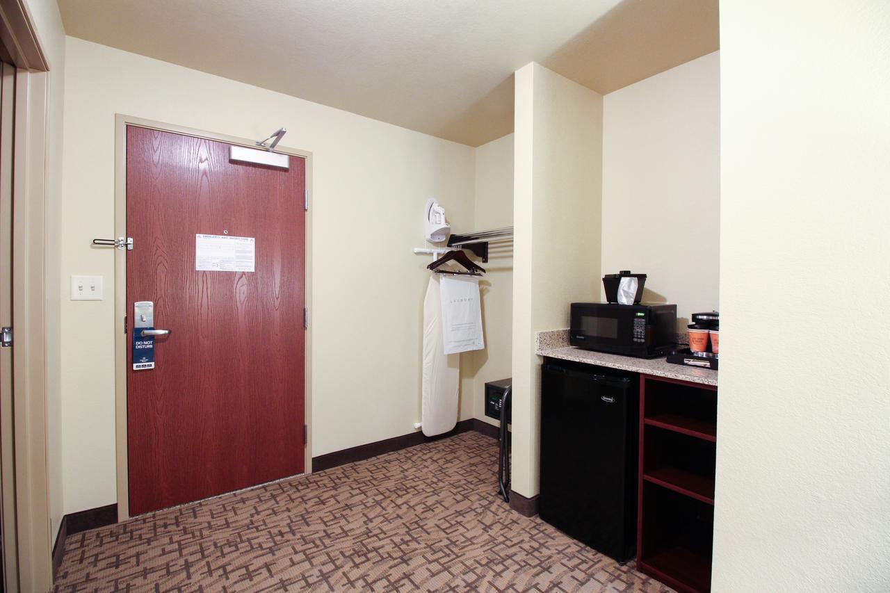 Cobblestone Hotel&Suites - Devils Lake Extérieur photo