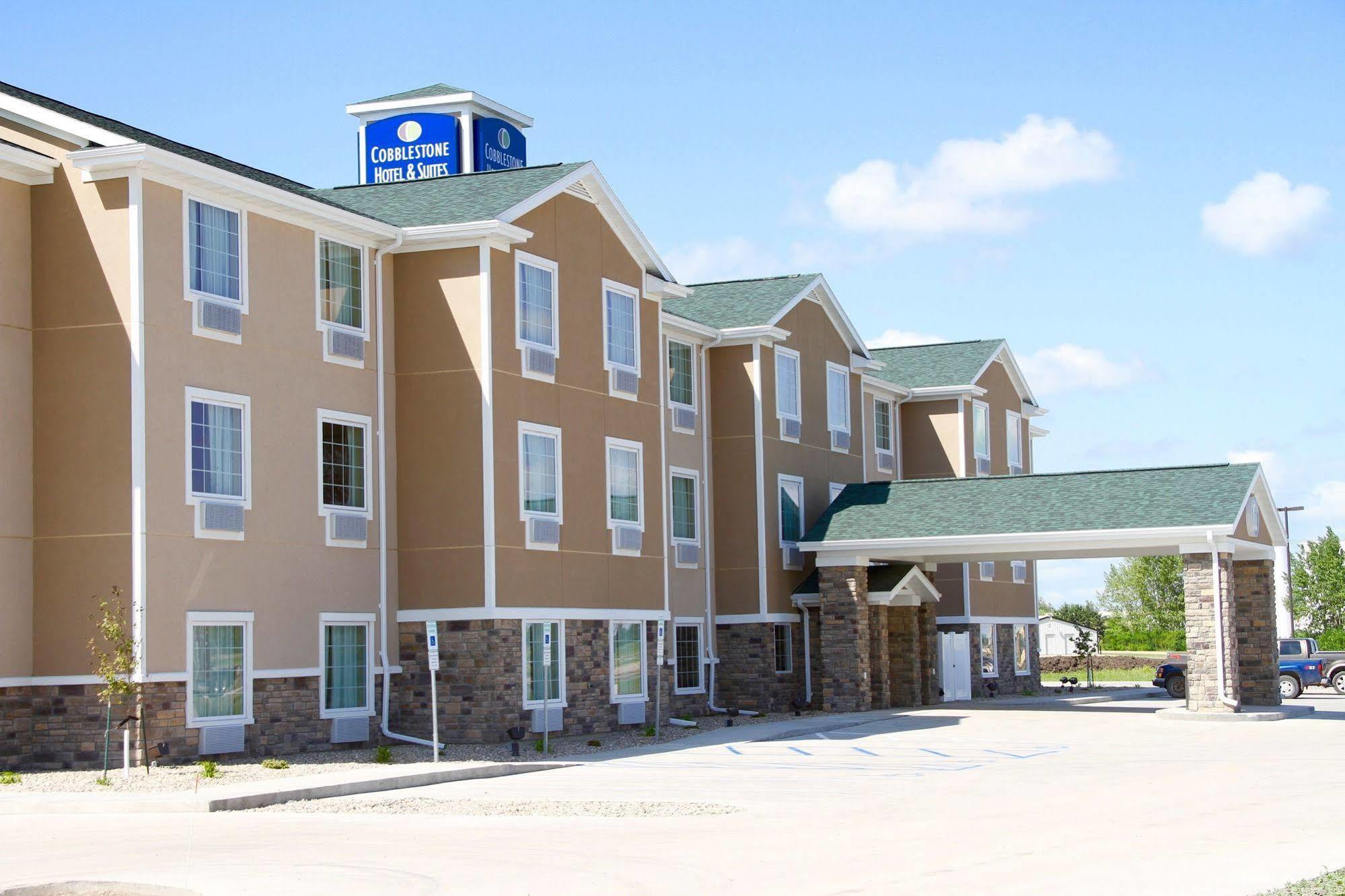 Cobblestone Hotel&Suites - Devils Lake Extérieur photo