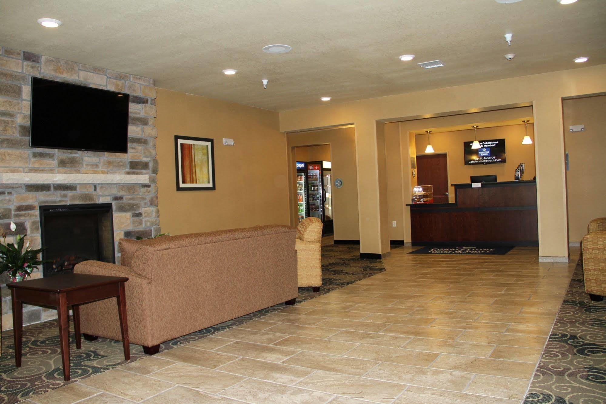 Cobblestone Hotel&Suites - Devils Lake Extérieur photo